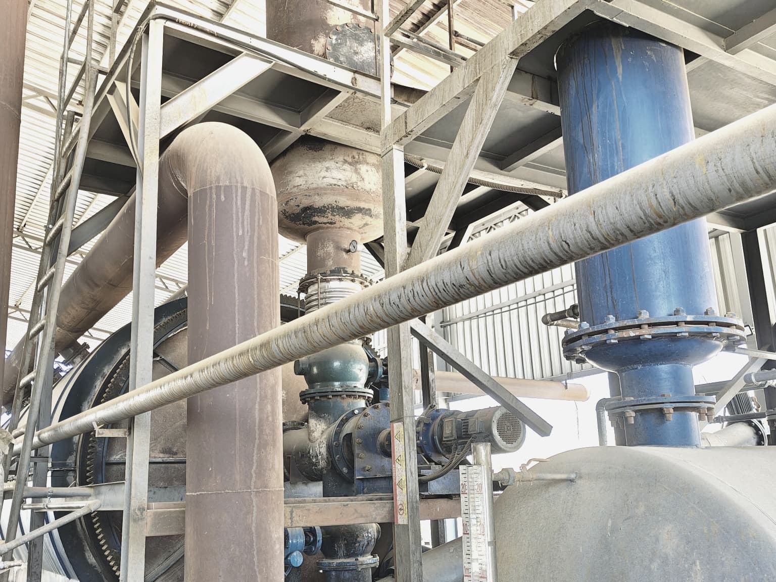 Process piping, separator columns and a level gauge on the product tank